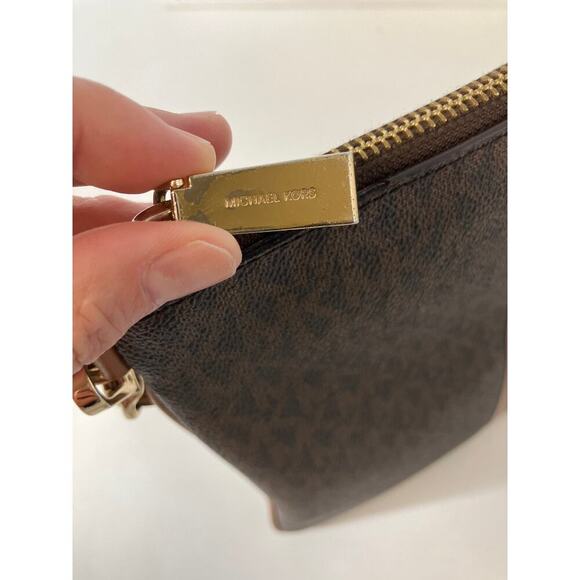 MICHAEL KORS LARGE BROWN, TAN SIGNATURE PRINT WRISTLET - Picture 8 of 11